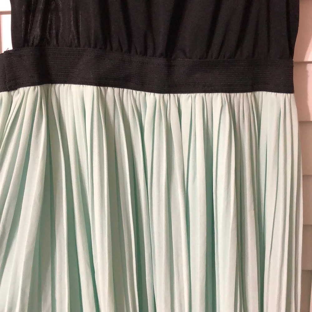 Black and Mint cut out and Pleaded Dress - Picture 5 of 6